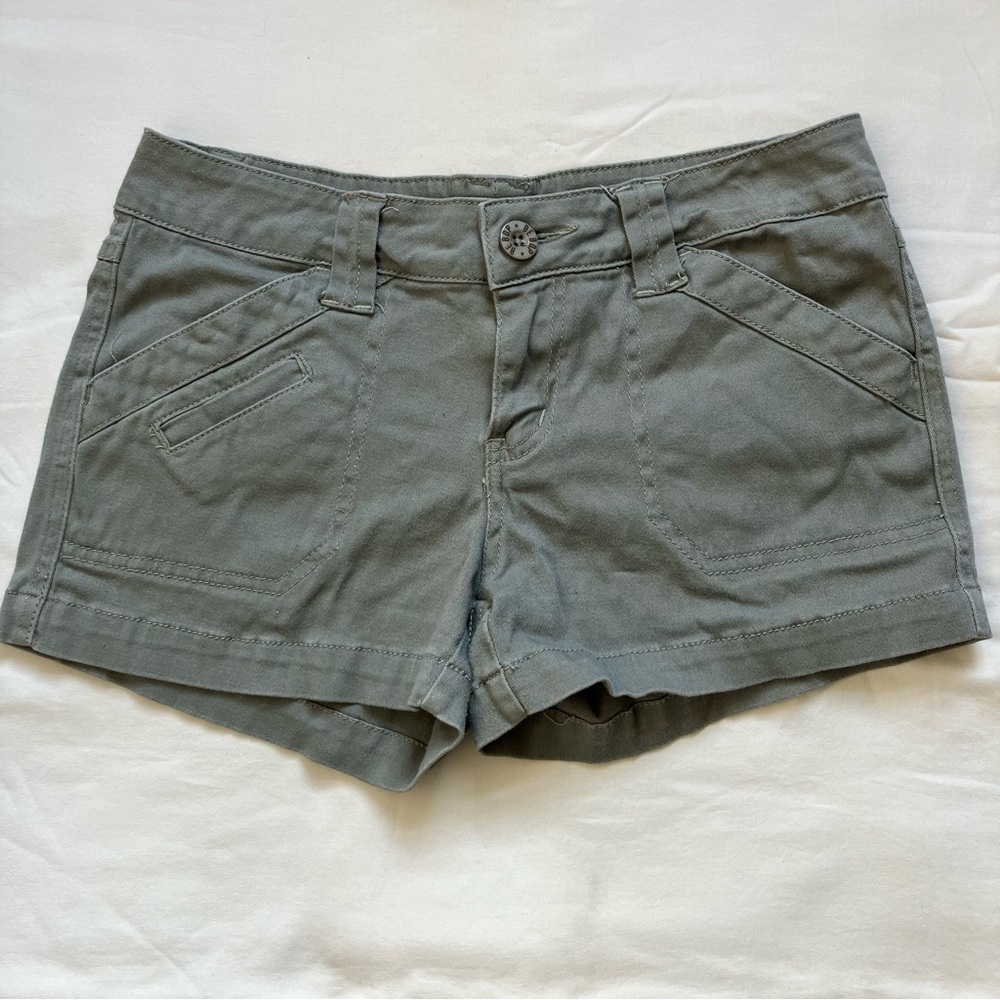 **SOLD** Vintage 2000s BeBop Grey Lowrise Cargo Shorts Women’s Size 7